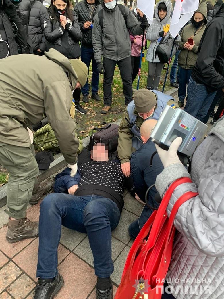 Одному из участников протестов стало плохо (фото – пресс-служба полиции Киева) Одному из участников протестов стало плохо