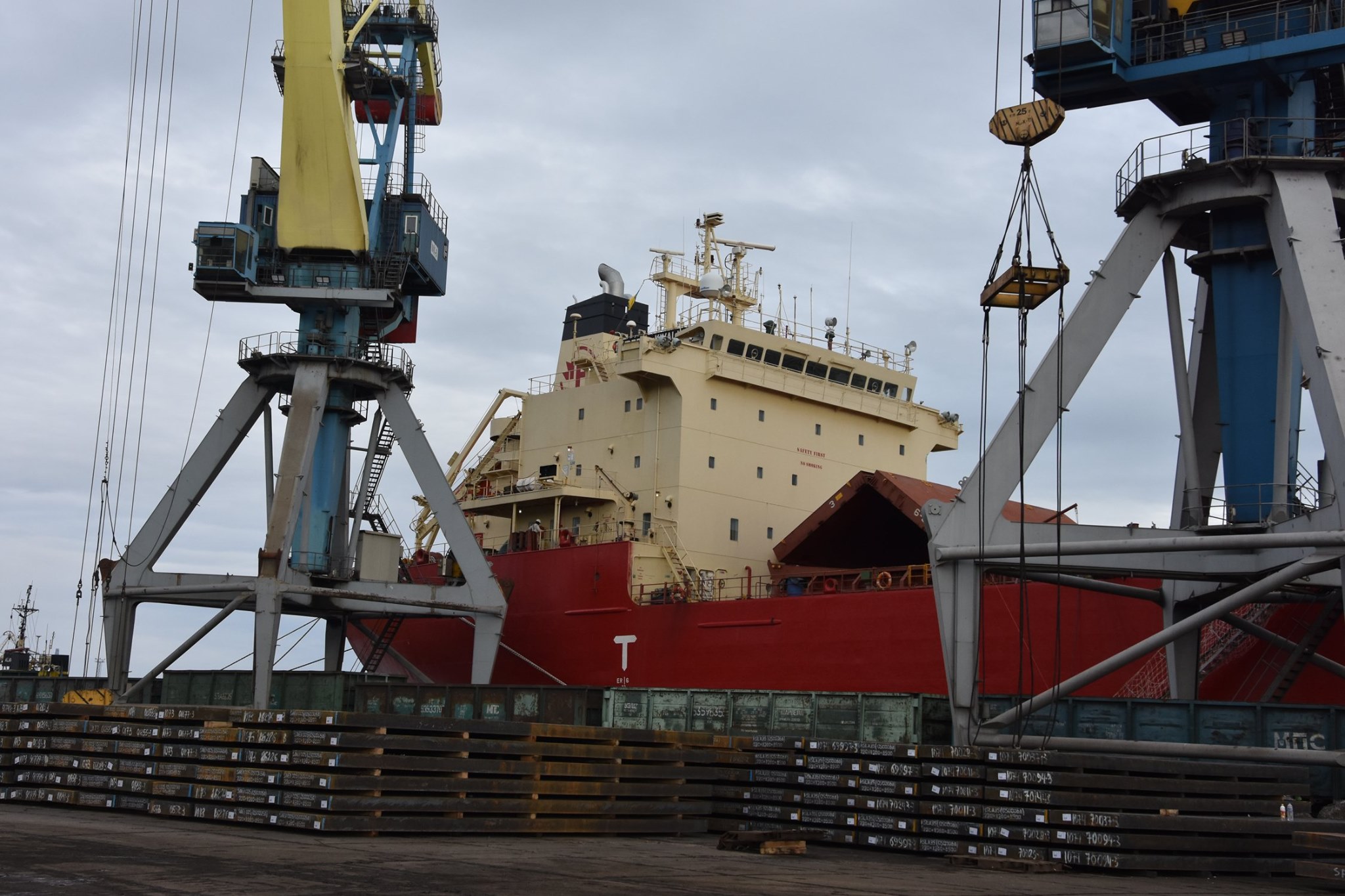 Из Мариупольского порта отправят судно в Канаду. Впервые за 10 лет: фото