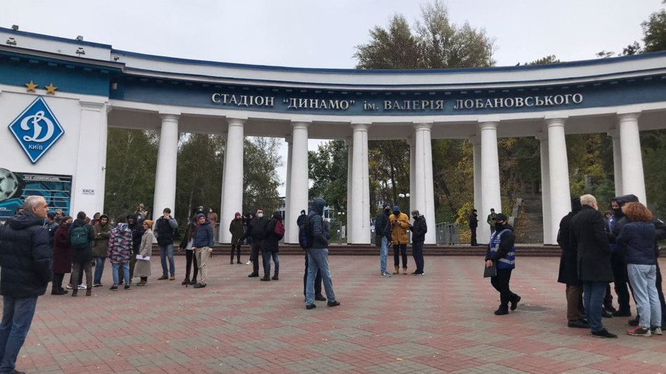 Участники акции собрались в центре Киева возле стадиона Динамо (фото – suspilne.media) Участники акции собрались в центре Киева возле стадиона Динамо