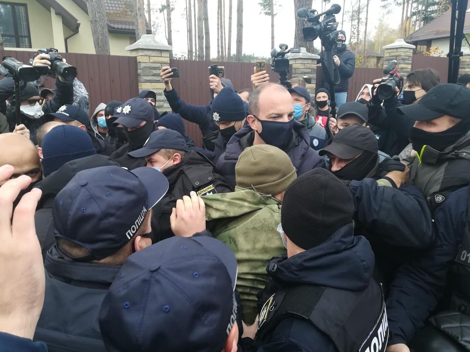 Возле дома Тупицкого произошла потасовка (фото – Громадське радио) Возле дома Тупицкого произошла потасовка