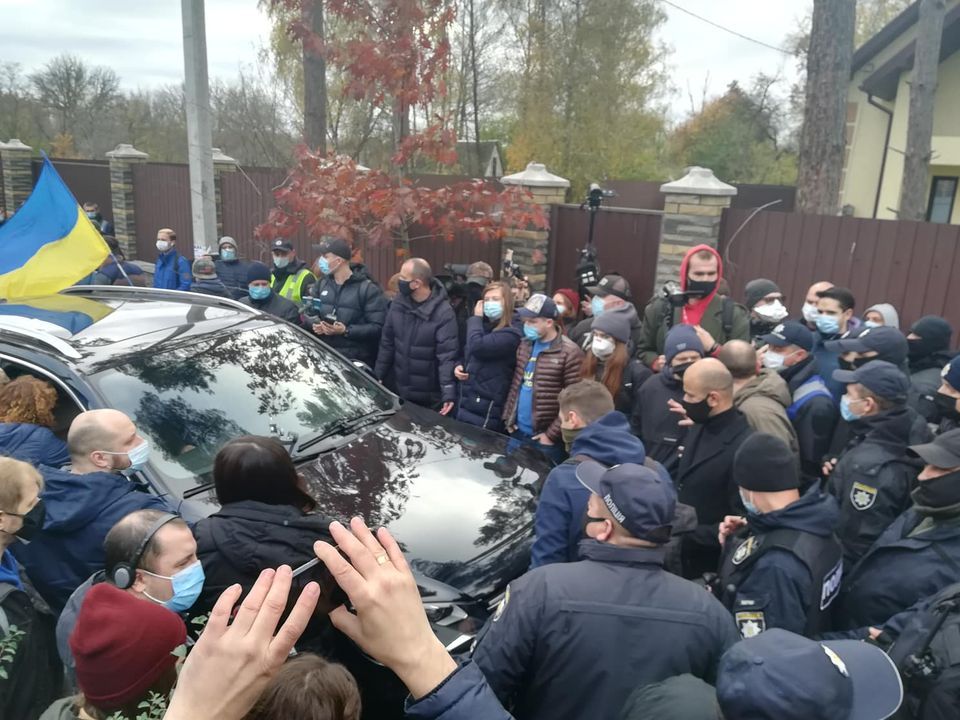 Полиция блокирует авто участников протеста (фото – Громадське радио) Полиция блокирует авто участников протеста