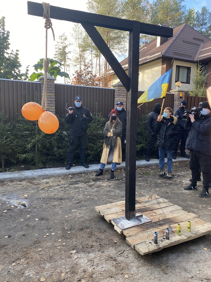 Возле дома Тупицкого установили висилицу (фото – ЦПК) Возле дома Тупицкого установили висилицу