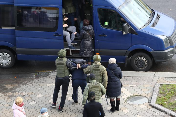 Протесты в Минске (Фото 5 – tut.by) Протесты в Беларуси. В Минске силовики массово задерживают людей – фото и видео