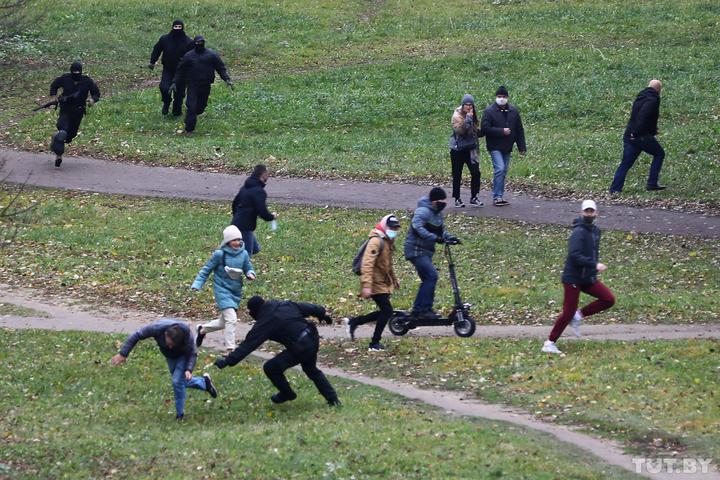 Задержания в Минске (Фото – tut.by) Протесты в Беларуси. В Минске силовики массово задерживают людей – фото и видео
