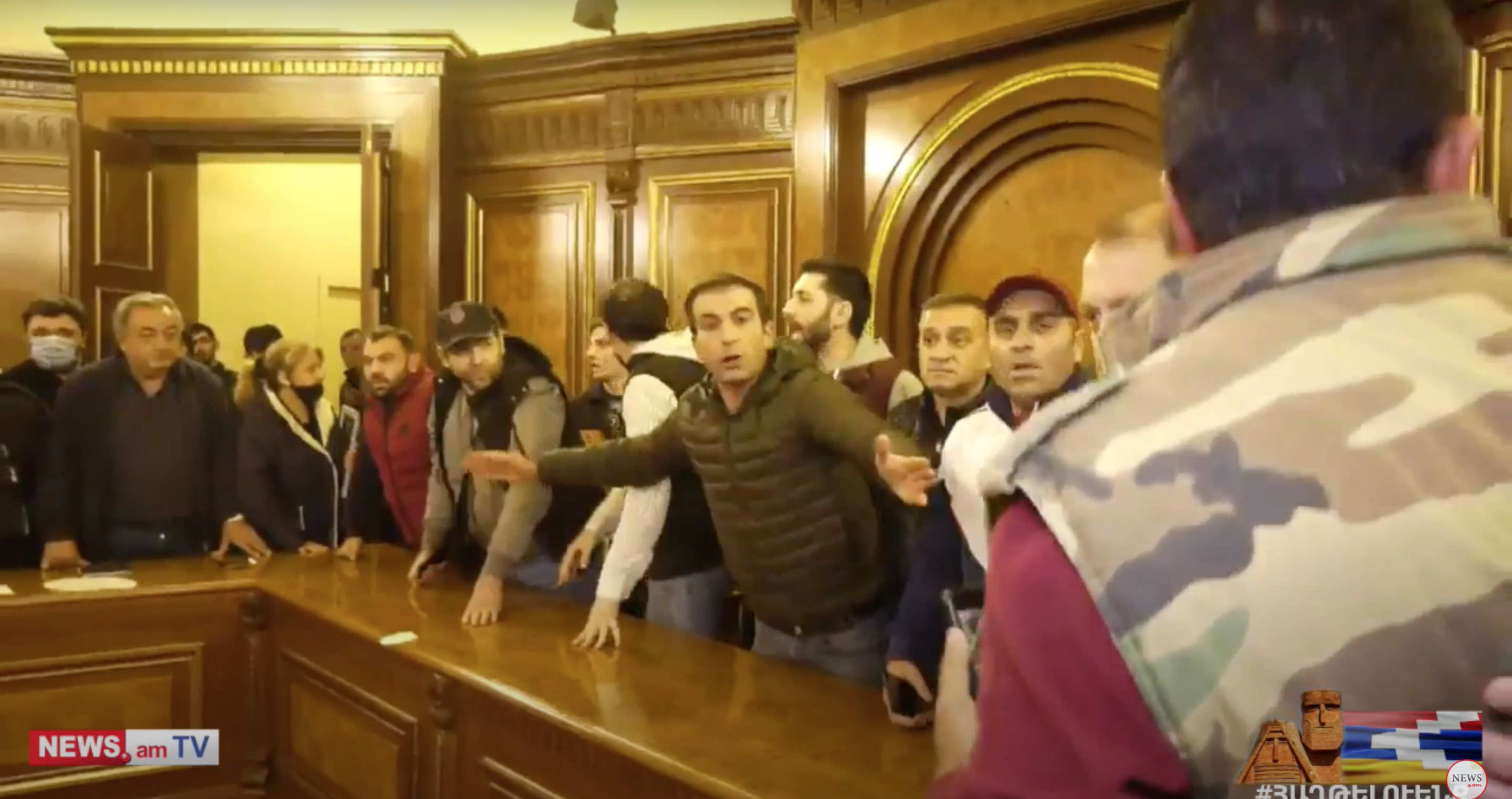 В здание правительства Армении ворвались протестующие против соглашения по Карабаху: видео