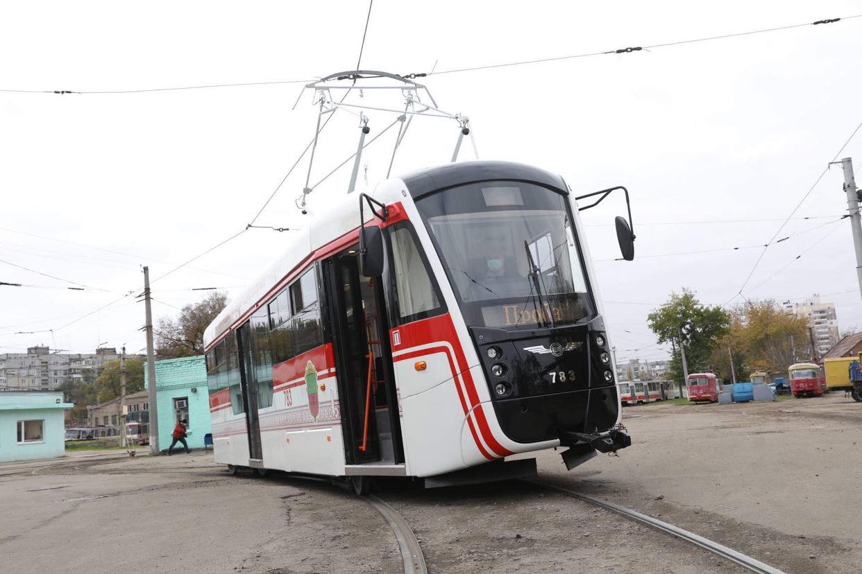 В Запорожье показали новый трамвай местного производства: фото