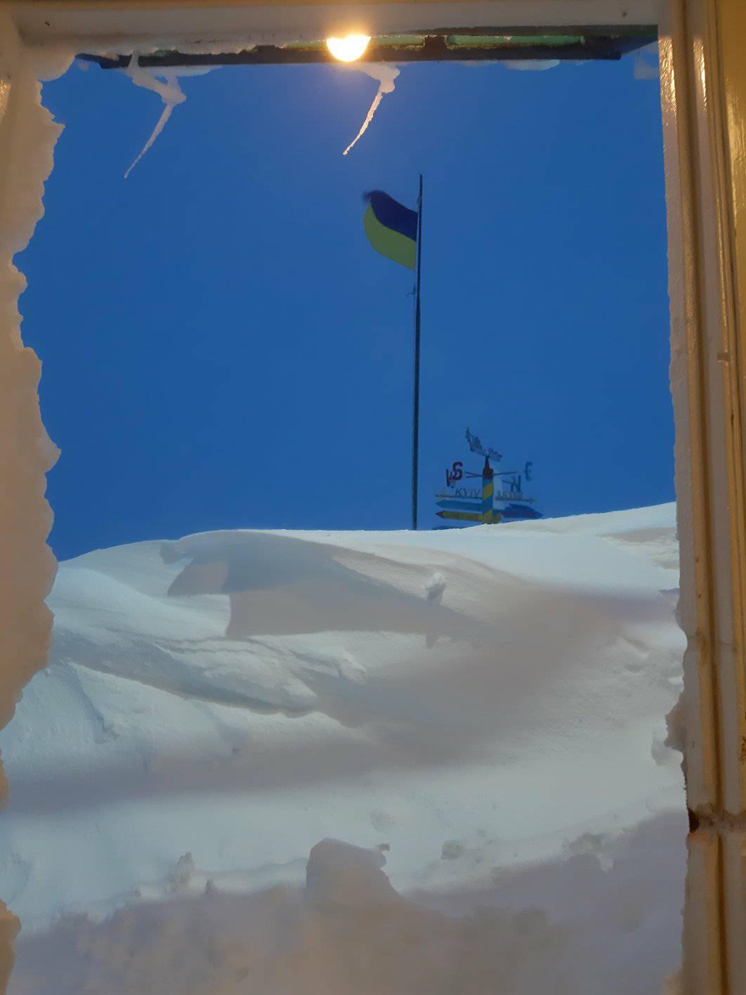 Український прапор на станції Академік Вернадський. Фото – Юрій Отруба