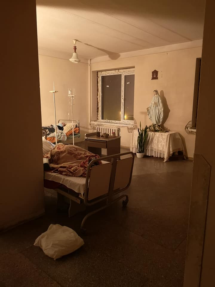 Ліжка з хворими стоять навіть в коридорах. Фото – фейсбук-сторінка В'ячеслава Семененка