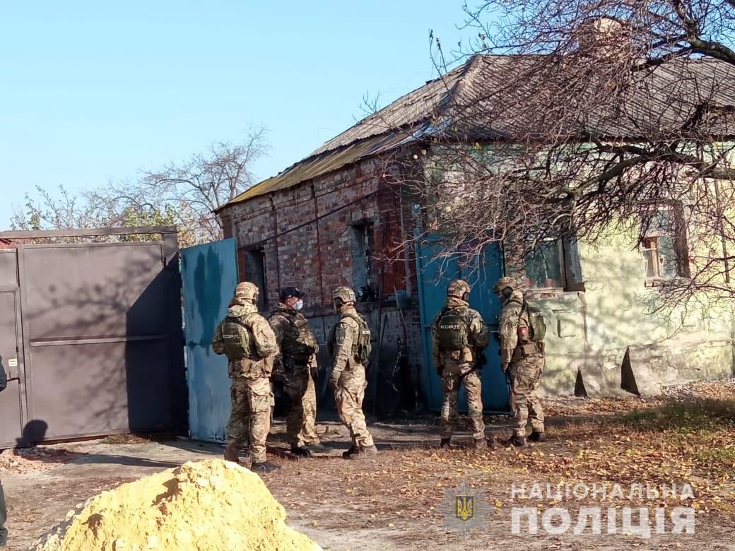 В Харькове мужчина угрожает сотрудникам полиции взорвать гранату (фото – пресс-служба полиции Харьковской области) В Харькове мужчина угрожает сотрудникам полиции взорвать гранату