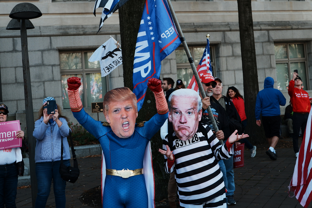 Встречались и карикатуры, изображающие Трампа и Байдена (Фото: Gamal Diab/EPA) Тысячи людей за Трампа и против масок – в Вашингтоне прошел масштабный митинг: фото, видео