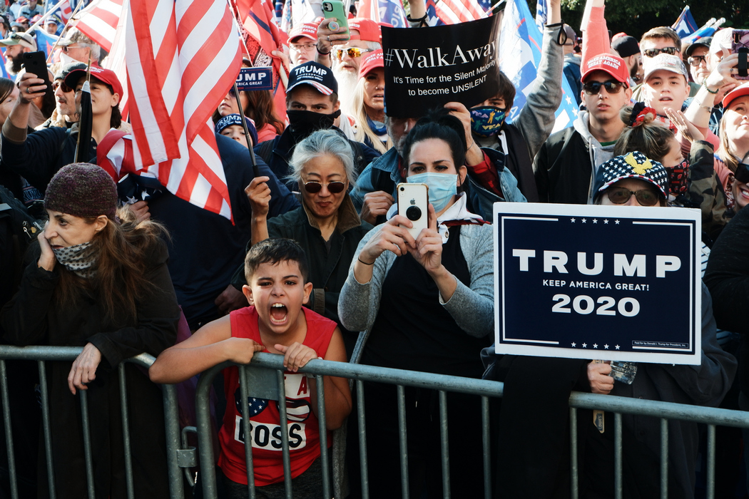 Трампа пришли поддержать тысячи людей (Фото: Gamal Diab/EPA) Тысячи людей за Трампа и против масок – в Вашингтоне прошел масштабный митинг: фото, видео