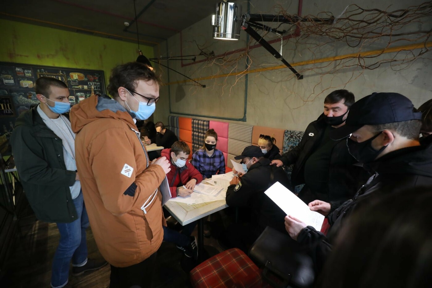 Полиция пришла составлять протоколы (источник – 032.ua) Карантин выходного дня во Львове: открытые кафе и много людей в масках – фоторепортаж