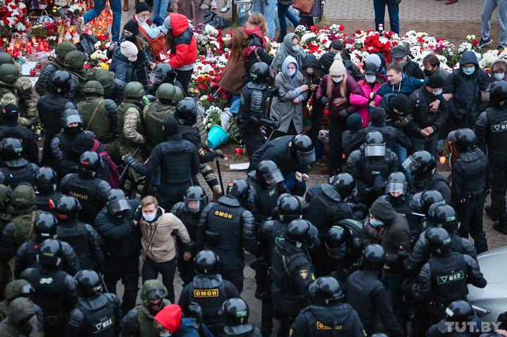 Фото: tut.by В Минске силовики разогнали акцию памяти убитого активиста и разрушили его мемориал: видео