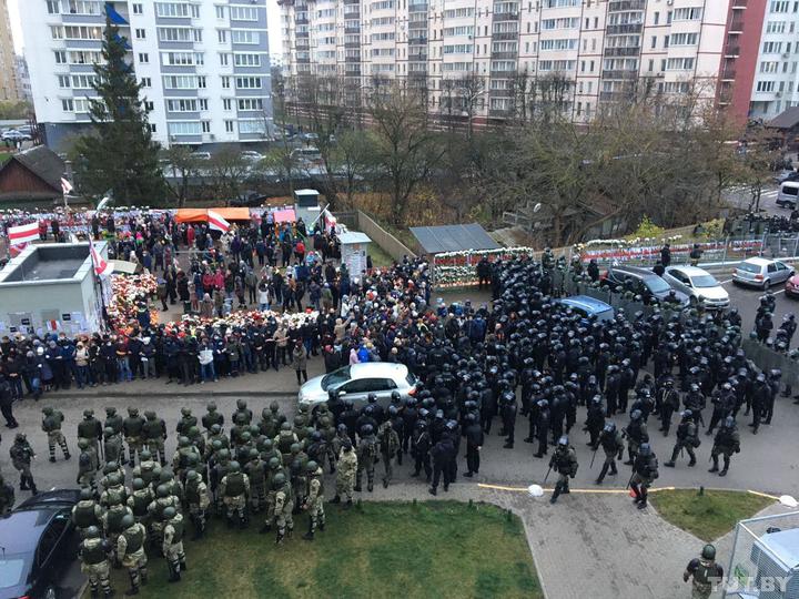 Фото: tut.by В Минске силовики разогнали акцию памяти убитого активиста и разрушили его мемориал: видео