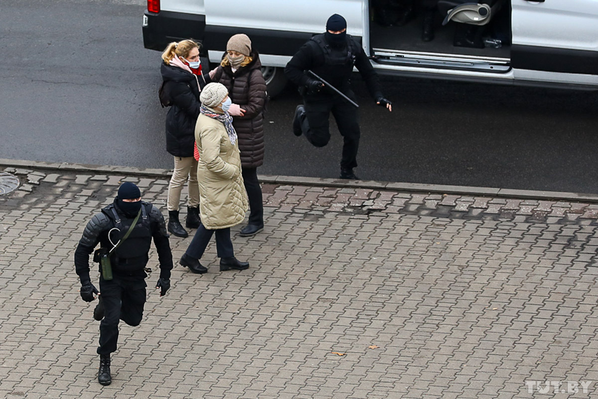 Cиловики задерживают мирных участников протеста
