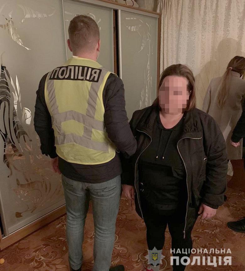 Задержанная (фото – npu.gov.ua) За каждую украинку $1500. В Одессе раскрыли схему торговли людьми: фото, видео