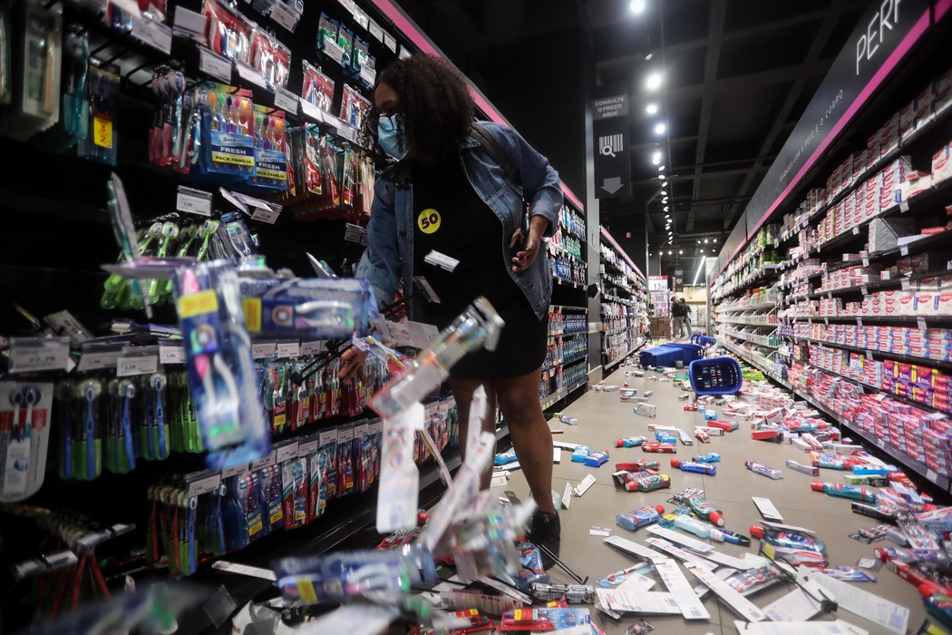 Многие супермаркеты сети Carrefour были разгромлены (фото – Fernando Bizerra_ЕРА) В Бразилии охранники магазина избили покупателя, в стране вспыхнули протесты: видео 18+