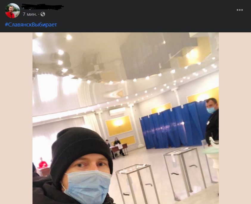 В Славянске люди фотографируются возле избирательных урн – хотят выиграть iPhone 12 (Фото 2 – Facebook) В Славянске люди фотографируются возле избирательных урн – хотят выиграть iPhone 12
