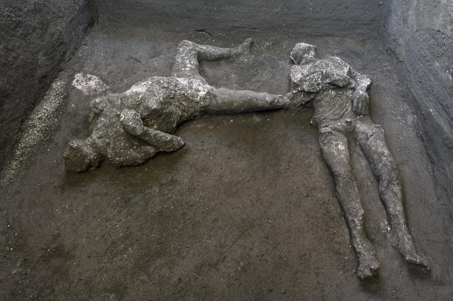 Найденные в Помпеи тела (Фото – EPA – Luigi Spina, Parco Archeologico) В Помпеях нашли тела раба и его хозяина, погибших в результате извержения Везувия – фото