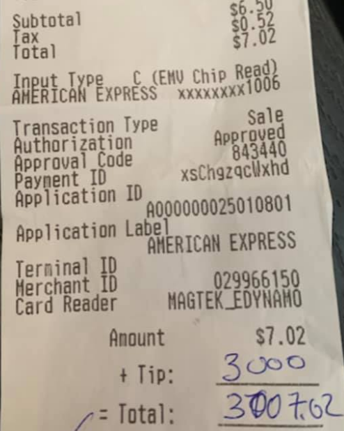 Чек с чаевыми (источник – facebook.com_brendan.ring) Пиво за $7 и чаевые на $3000. В США мужчина решил поддержать ресторан в период пандемии