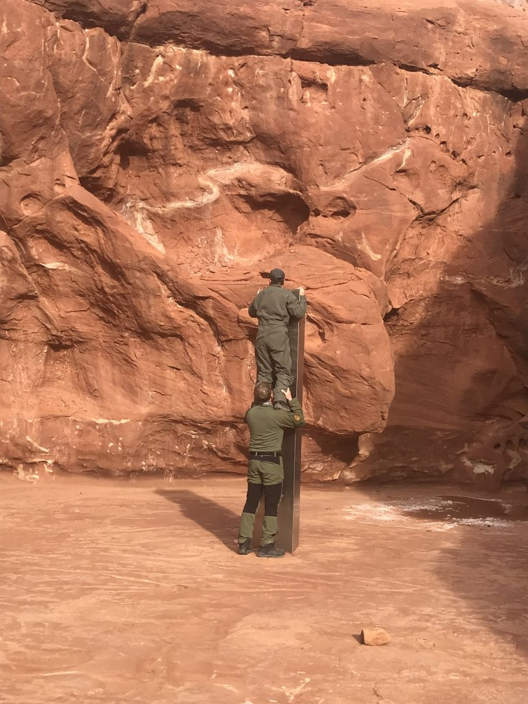 Металлический монолит в пустыне, штат Юта (Фото – Utah Department of Public Safety)