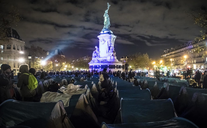 Полиция разогнала лагерь мигрантов в центре Парижа – власти страны осудили это: фото
