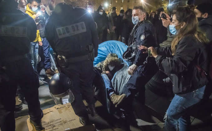 Полиция разогнала лагерь мигрантов в центре Парижа – власти страны осудили это: фото