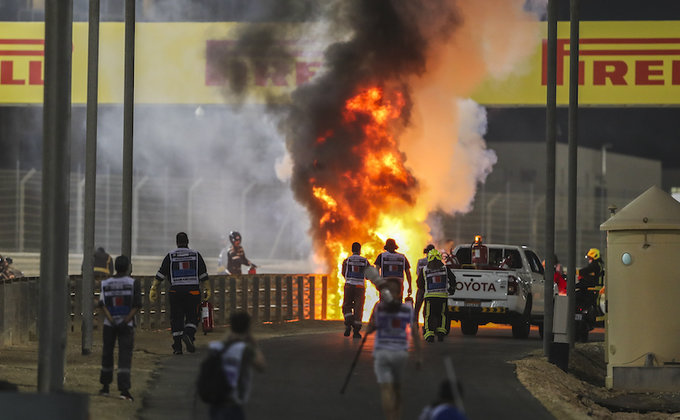 Вышел из пламени. Пилот Формулы-1 попал в ужасную аварию на Гран-при Бахрейна: видео
