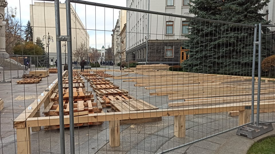 Каток под Офисом президента (фото – Цензор.НЕТ)