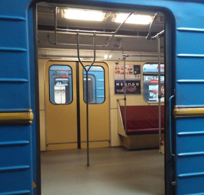 В киевском метро тестируют вагон с вертикальными поручнями: фото