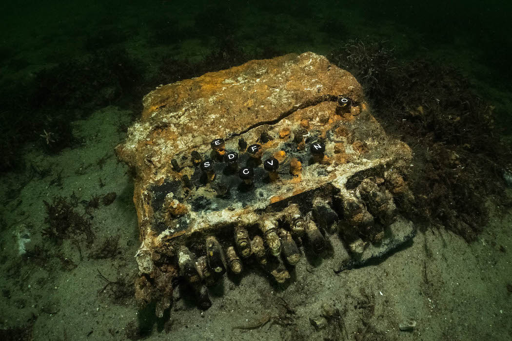 Найденная в Балтийском море шифровальная машина Энигма (Фото: EPA-EFE/CHRISTIAN HOWE) Найденная в Балтийском море шифровальная машина Энигма (Фото: EPA-EFE/CHRISTIAN HOWE)