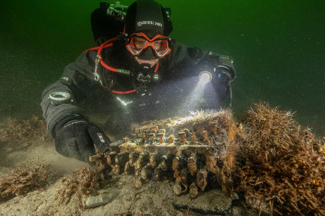 Найденная в Балтийском море шифровальная машина Энигма (Фото: EPA-EFE/CHRISTIAN HOWE) Найденная в Балтийском море шифровальная машина Энигма (Фото: EPA-EFE/CHRISTIAN HOWE)