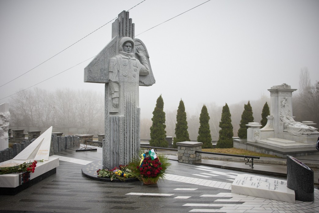 Открытие памятника Леониду Каденюку (Фото: пресс-служба президента)