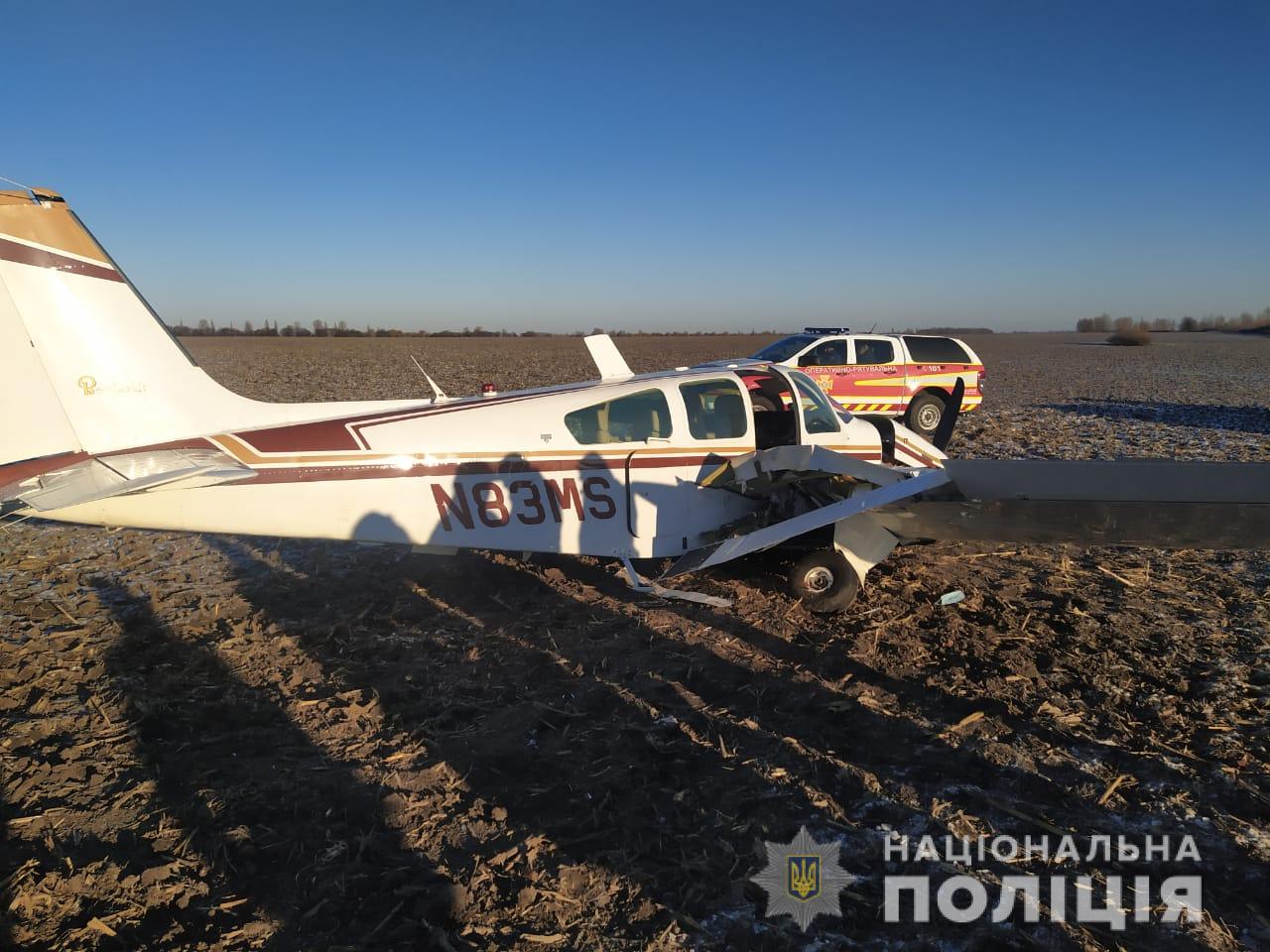 Фото: Нацполиция В Киевской области упал легкомоторный самолет: люди на борту выжили