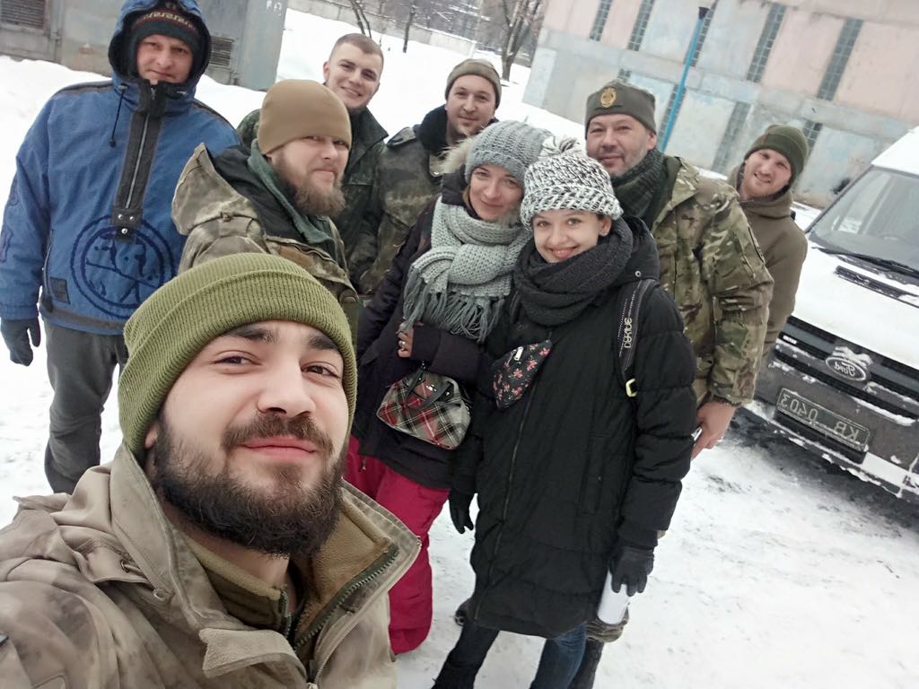 Ірина Анна Михайло та військові. Фото з бекстейджу фільму