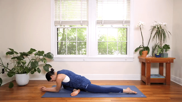 Фрагмент з відео Yoga With Adriene