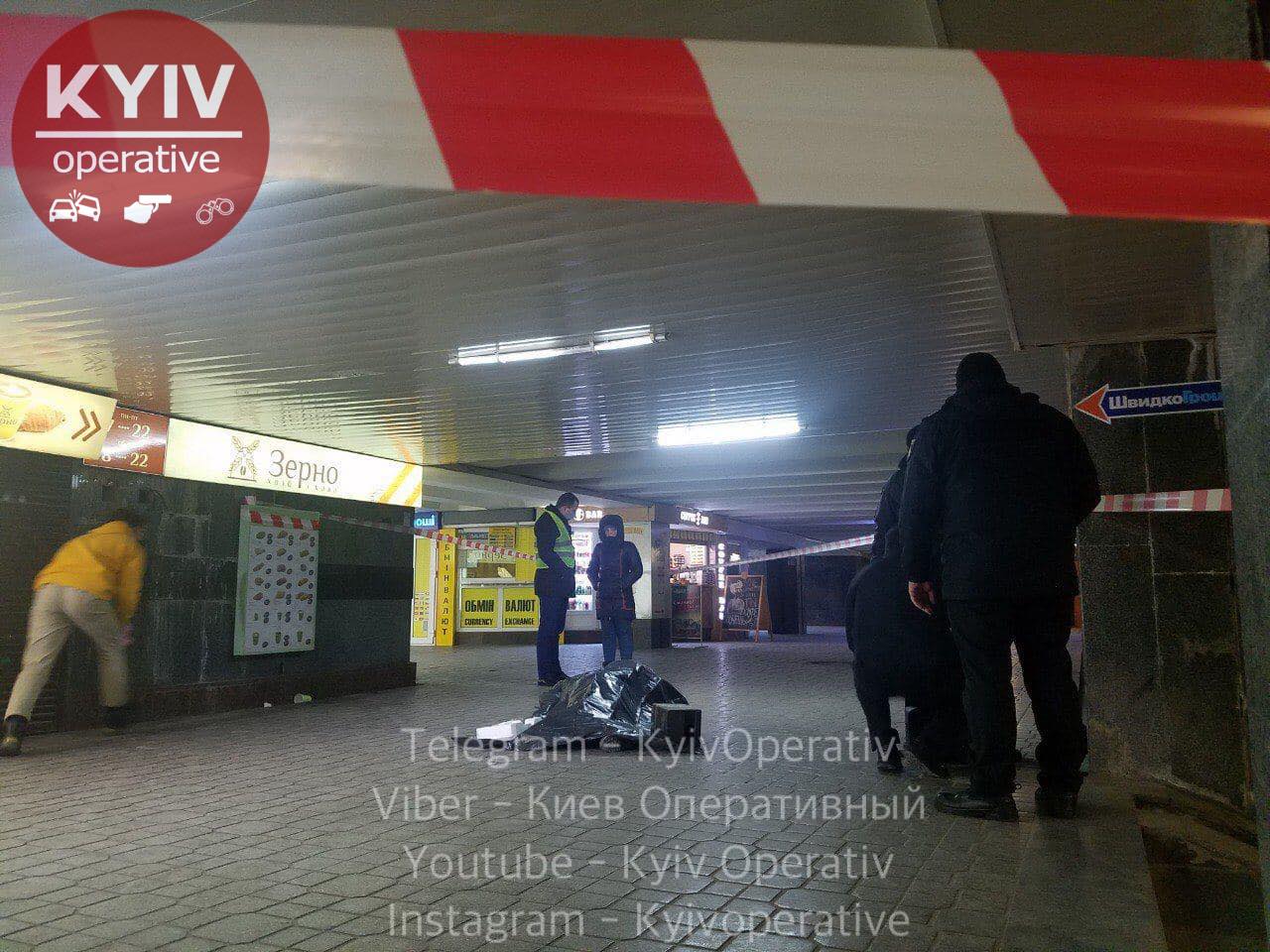 Место драки и убийства в подземном переходе на Майдане Независимости (Фото: Facebook/KyivOperativ) Место драки и убийства в подземном переходе на Майдане Независимости (Фото: Facebook/KyivOperativ)