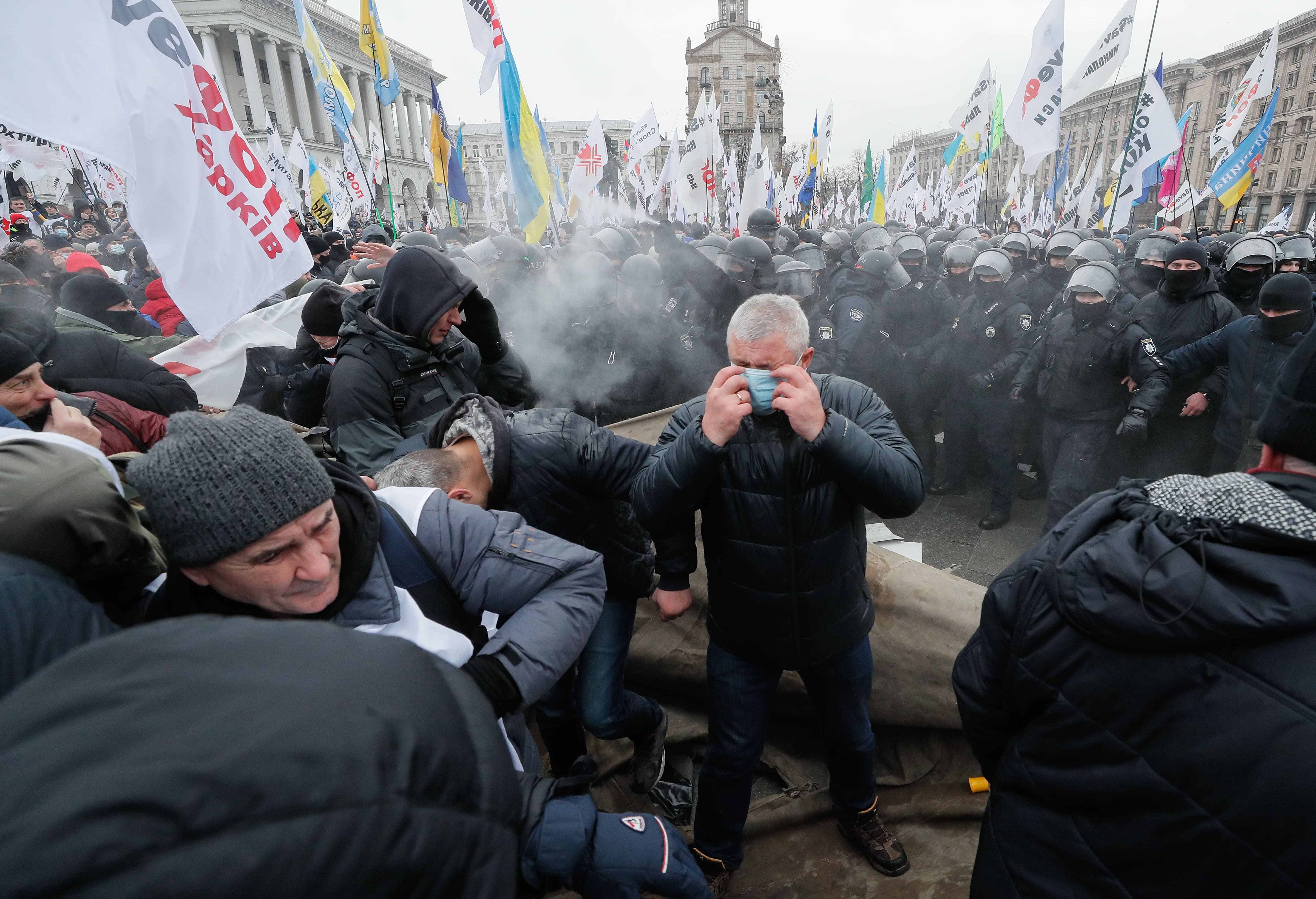 Столкновения протестующих с правоохранителями (фото – Сергей Долженко/EPA) Столкновения протестующих с правоохранителями (фото – Сергей Долженко/EPA)