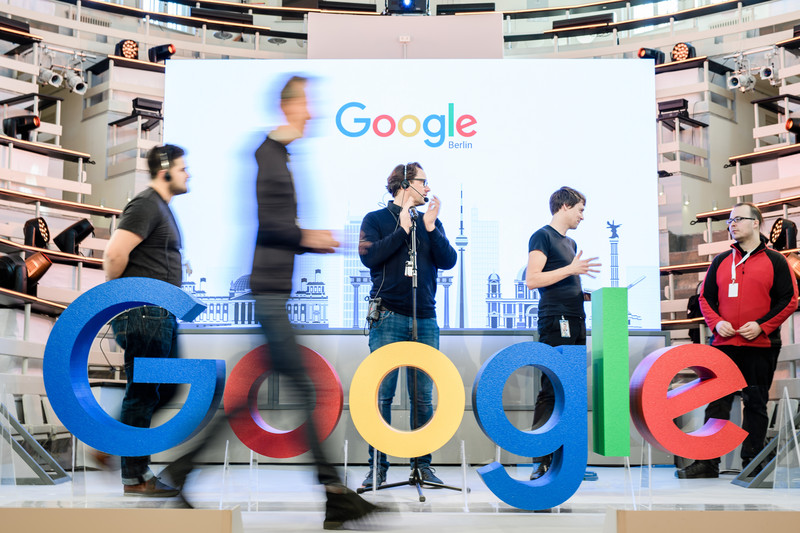 Бизнес-неделя: закон об олигархах, университет Зеленского, налог на Google и пузырь NFT