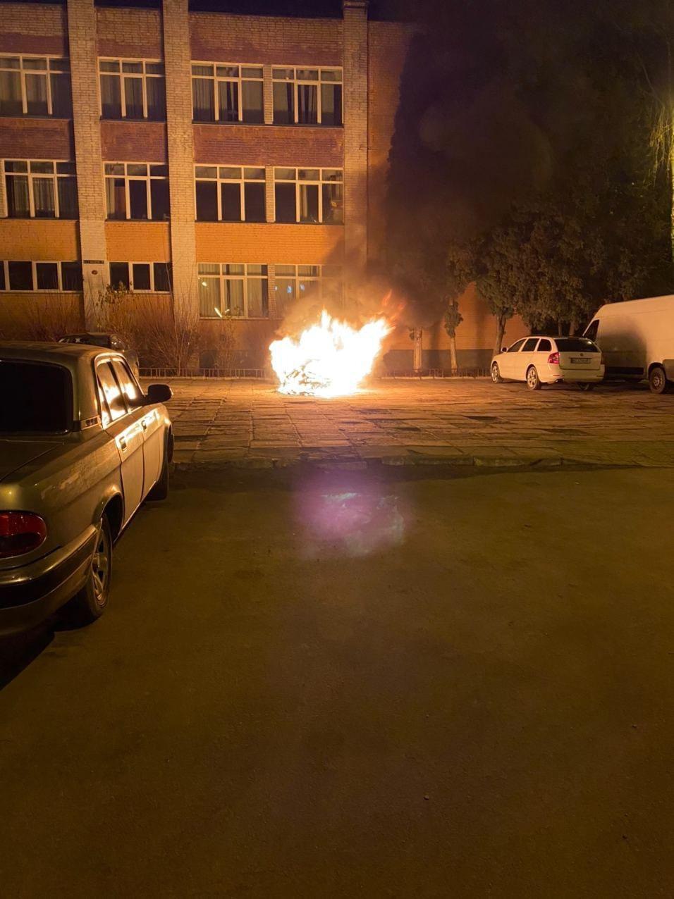Во Львове сожгли автомобиль детектива НАБУ - он расследовал дело о "рюкзаках Авакова" (ФОТО) 1