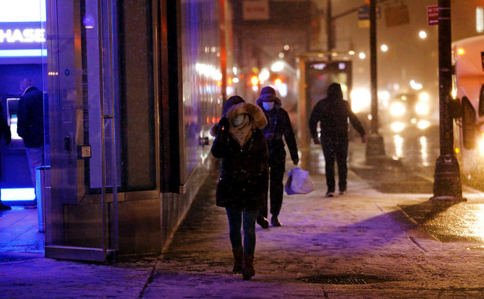 На Восток США обрушился зимний шторм: фото и видео из заснеженного Нью-Йорка