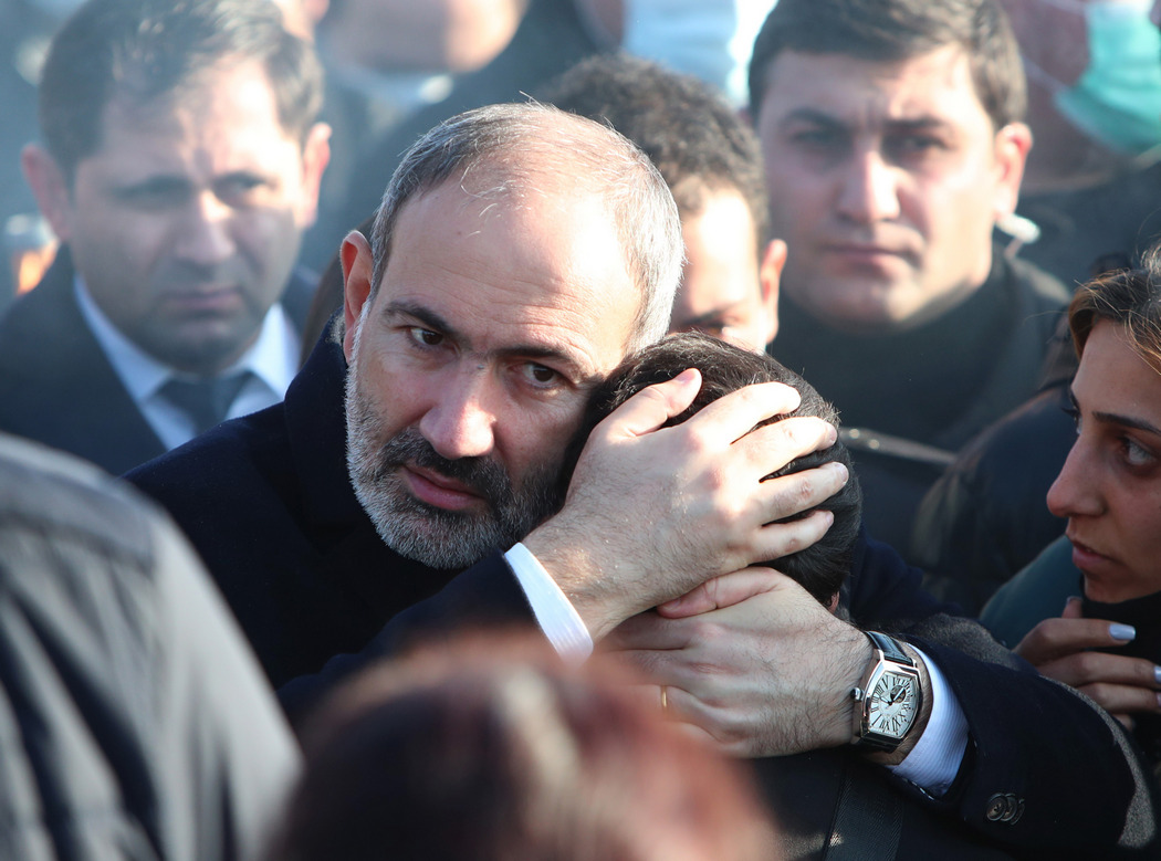 Дни траура в Армении. Люди пытались преградить дорогу колонне с Пашиняном: фото, видео