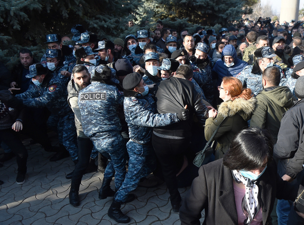 Протестующие и милиция (фото – Варам Багдасарян_ЕРА)