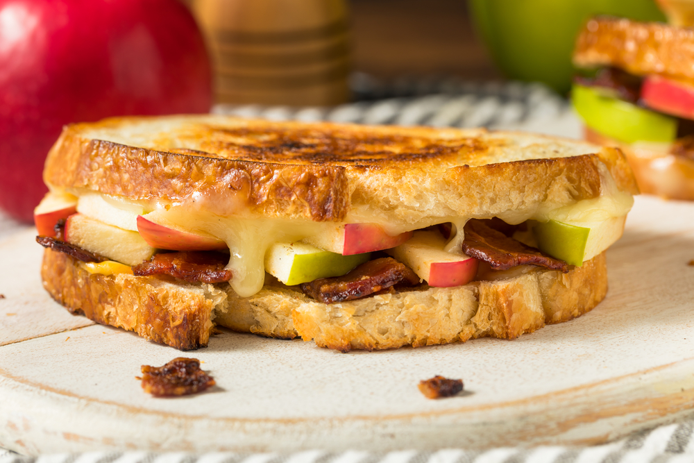 Рецепт грильованого сендвічу з яблуком та сиром
