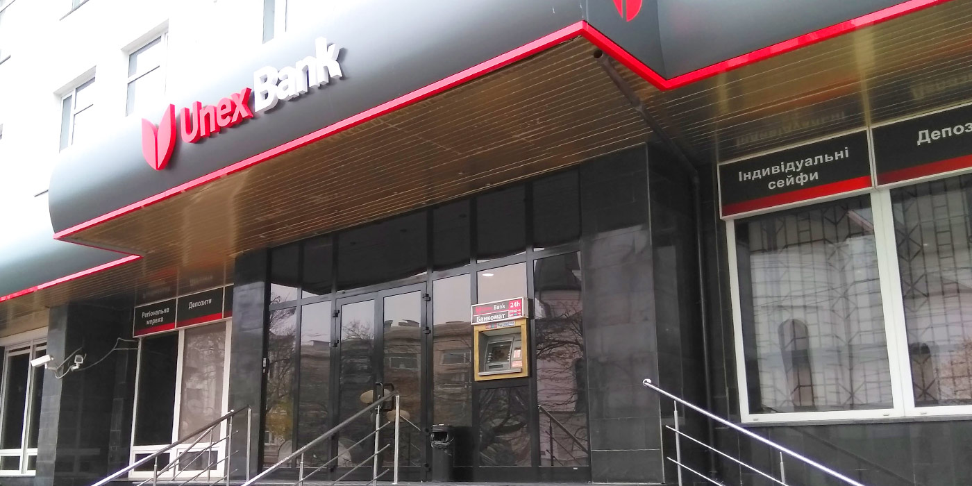 Бізнес-тиждень: обшуки в Коломойського, повернення McDonald's, перша криптокартка