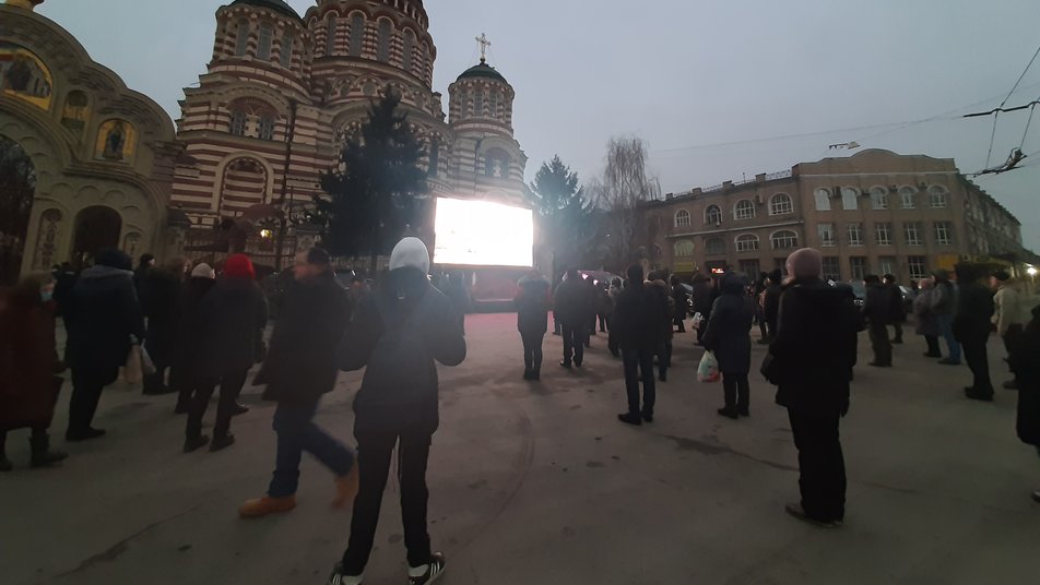 Толпы людей, перекрытый центр и политики. Как хоронят Кернеса – фото и видео из Харькова