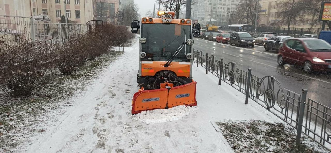Киев засыпало снегом. На улицы пришла зимняя сказка и пробки на дорогах: фото, видео