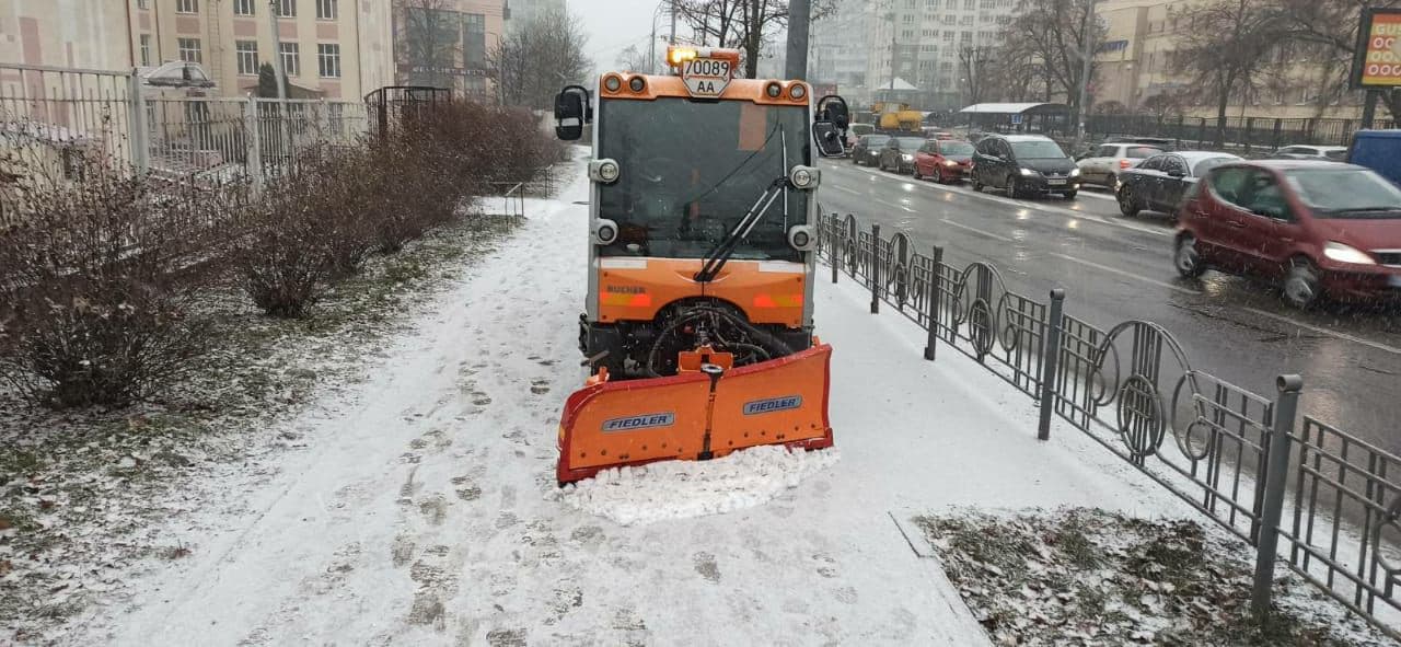 Коммунальщики уже начали работу (источник – kyivcity.gov.ua) Киев засыпало снегом. На улицы пришла зимняя сказка и пробки на дорогах: фото, видео
