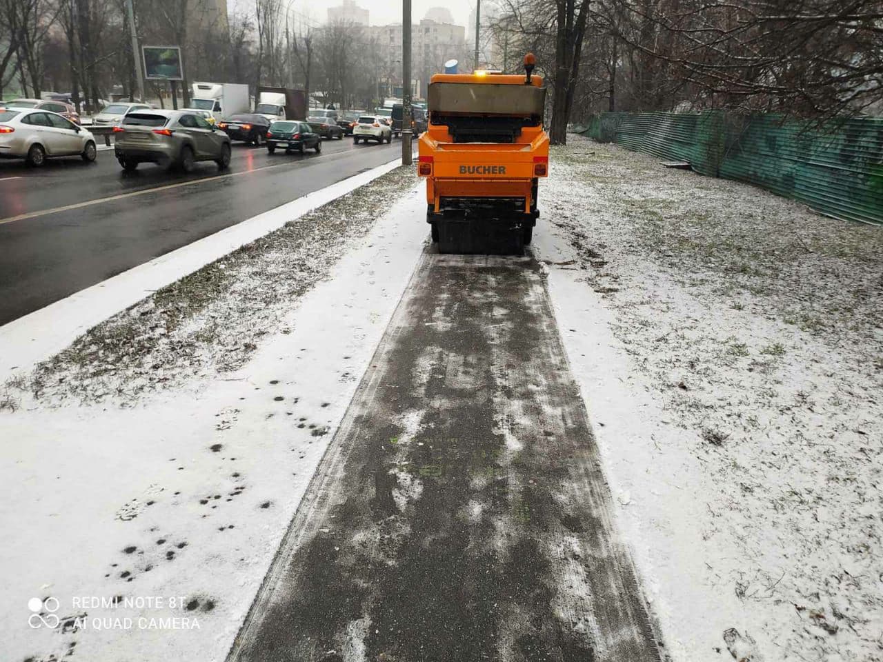 Тротуары очищают от снега (источник – kyivcity.gov.ua) Киев засыпало снегом. На улицы пришла зимняя сказка и пробки на дорогах: фото, видео