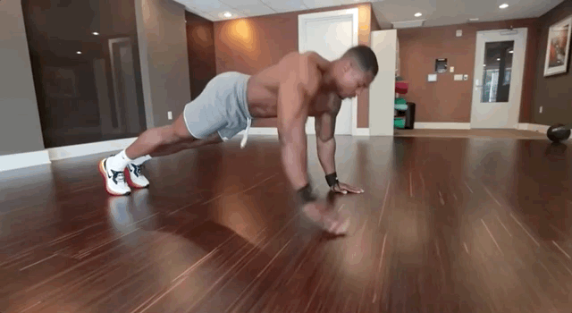 Віджимання з тапом до плеча (відео – Youtube-канал Simeon Panda)